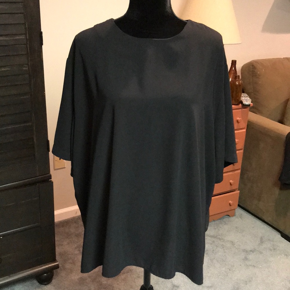 Woman’s black short sleeve blouse.